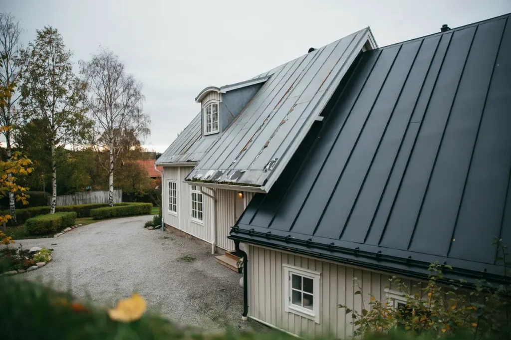 f re och efter att m la takpl t s lyfter du husets utseende och f rl nger takets livsl ngd